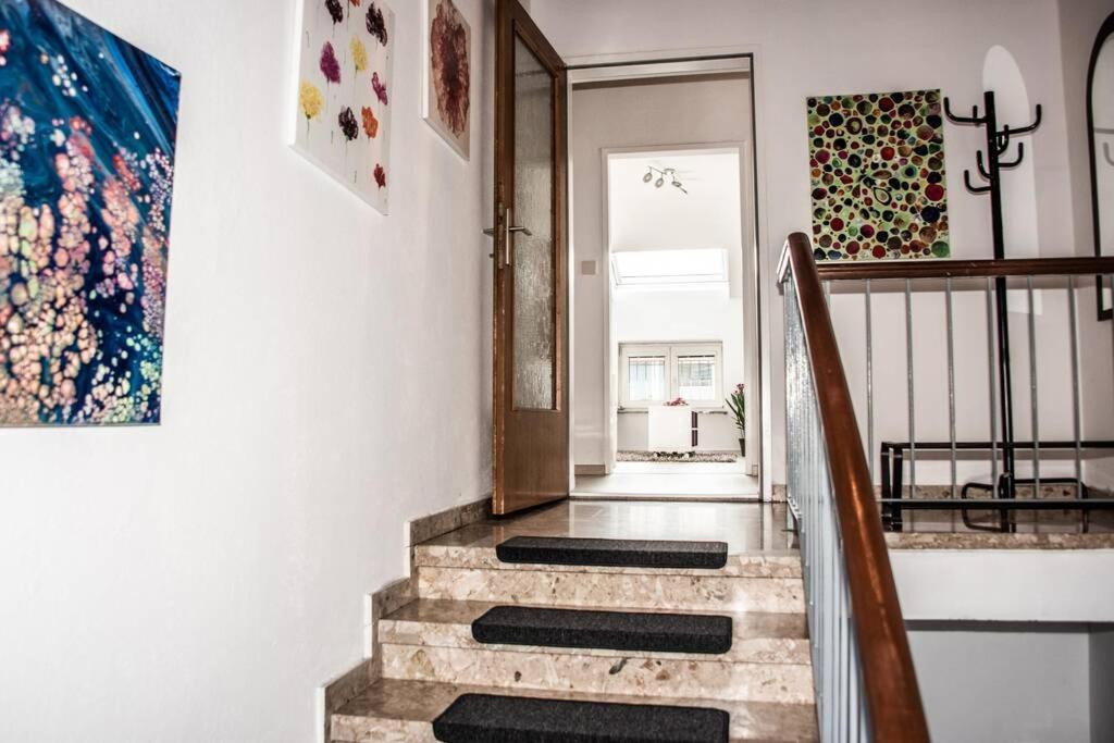 Apartment Pouringraz Fuer Kunst- Und Tennisliebhaber Exteriör bild